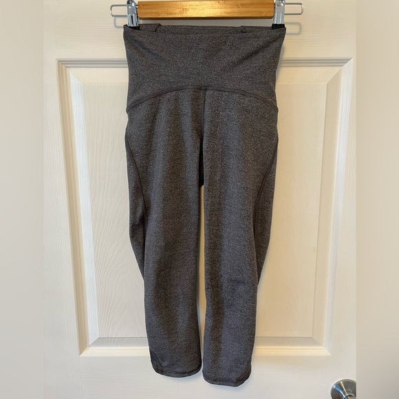 🍋Lululemon Heather Grey Cropped Leggings -size 2 - Picture 1 of 8